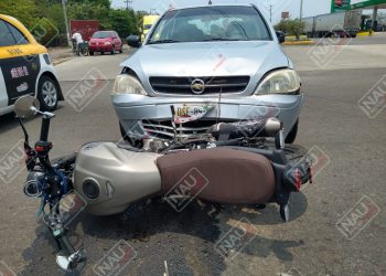 Motociclista sale ileso al ser impactado por un vehículo