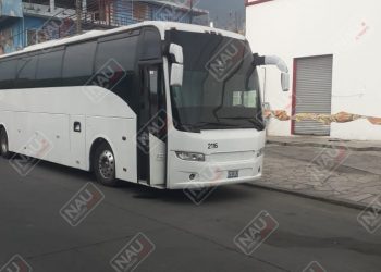 Autobús derribó poste de alumbrado público