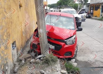 Beat choca contra poste de la CFE