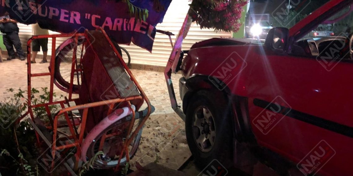 Un lesionado al chocar camioneta contra vehículo estacionado