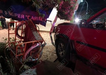 Un lesionado al chocar camioneta contra vehículo estacionado