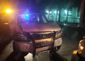 Chocan dos camionetas de frente