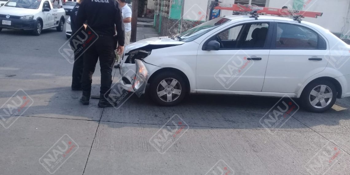 Taxi y particular chocan en la 3ª avenida sur y 2ª calle oriente