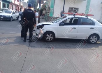 Taxi y particular chocan en la 3ª avenida sur y 2ª calle oriente