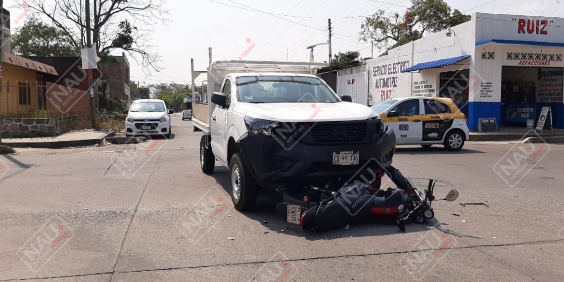 Motociclista es embestido por un vehículo