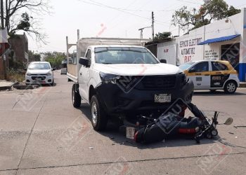 Motociclista es embestido por un vehículo