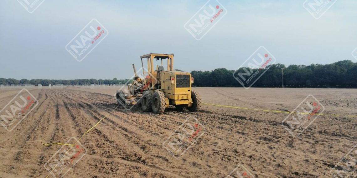 Le pasó encima una moto conformadora cuando realizaban trabajos en un vivero