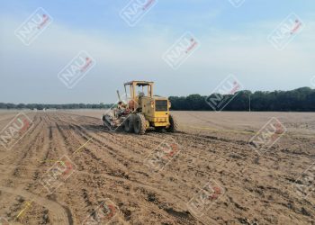 Le pasó encima una moto conformadora cuando realizaban trabajos en un vivero