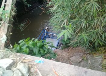 Tres Menores cayeron de un puente cuando viajaban en un triciclo de carga