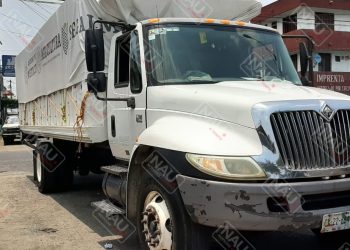 Un camión Torton chocó contra una camioneta