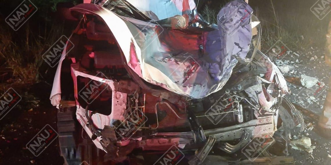 Tráiler chocó contra dos vehículos y terminó volcado