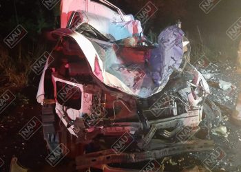 Tráiler chocó contra dos vehículos y terminó volcado