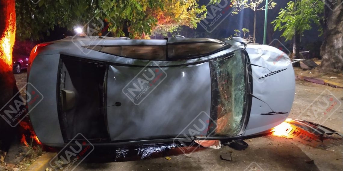 Abandonan automóvil después de terminar volcado