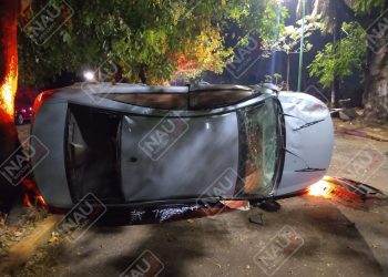 Abandonan automóvil después de terminar volcado