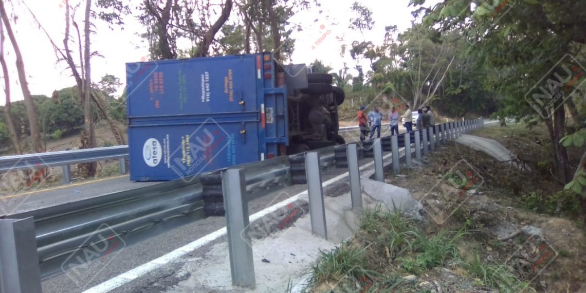 Un lesionado en volcadura de un camión Torton