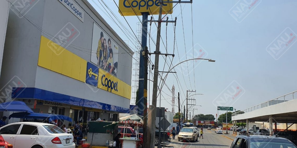 Roban vehículo frente a Coppel de Plaza Cristal