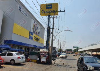 Roban vehículo frente a Coppel de Plaza Cristal