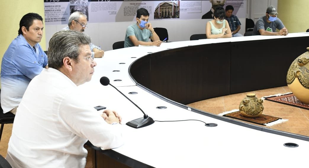 Atiende Ismael Brito a maestros acreditados; levantarán plantón