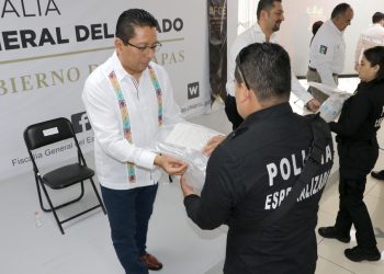 Entrega Llaven a policías y médicos insumo y equipamiento realizados por la UPChiapas