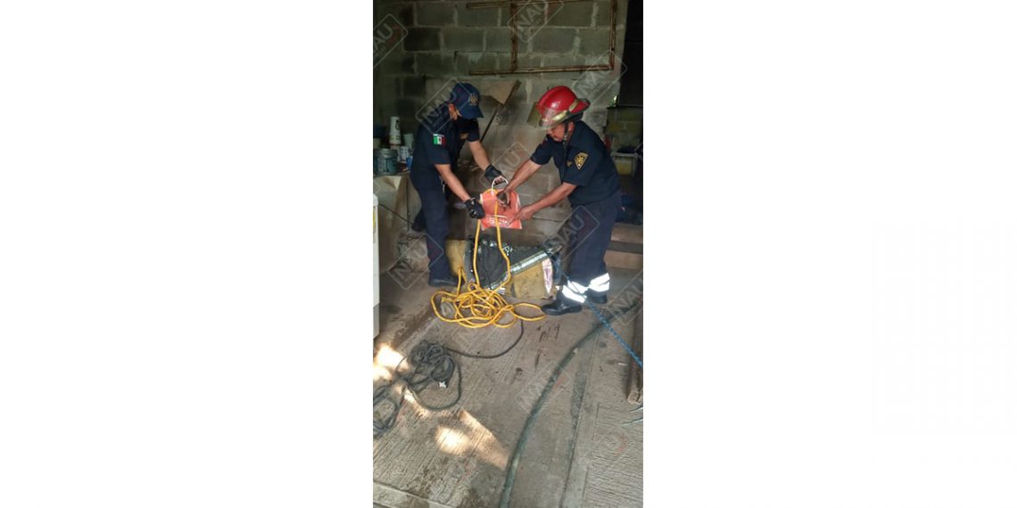 Rescata Bomberos un perro que cayó a un pozo