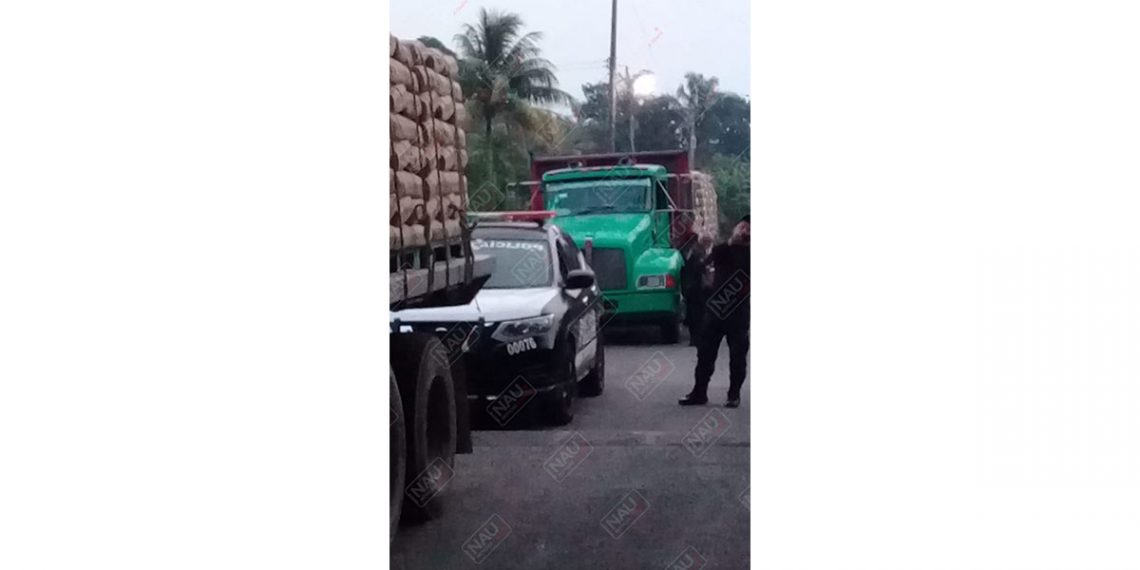 Retienen camiones pesados cargados con cemento en Tuxtla Chico