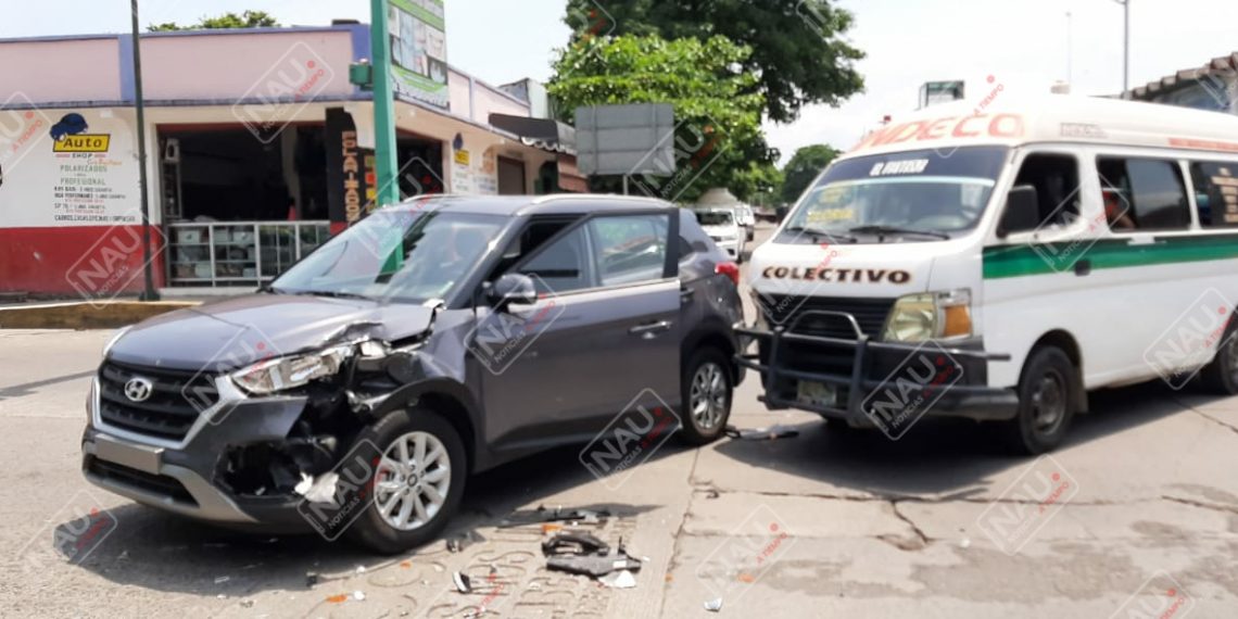 Choca combi colectiva contra vehículo particular