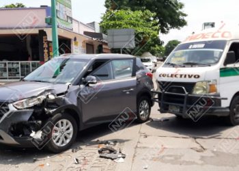 Choca combi colectiva contra vehículo particular