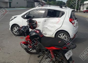 Derriba vehículo a motociclista