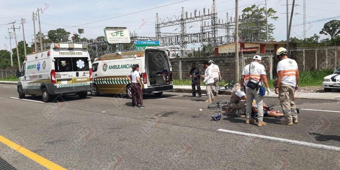 Dos Ciclistas lesionados al ser impactados por un vehículo en la Carretera Tuxtla Chico – Tapachula