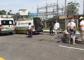 Dos Ciclistas lesionados al ser impactados por un vehículo en la Carretera Tuxtla Chico – Tapachula