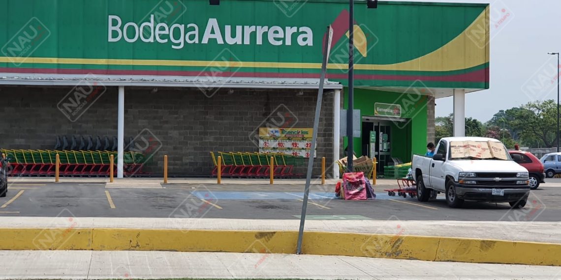 Roban computadora de un carro en el estacionamiento de tienda comercial