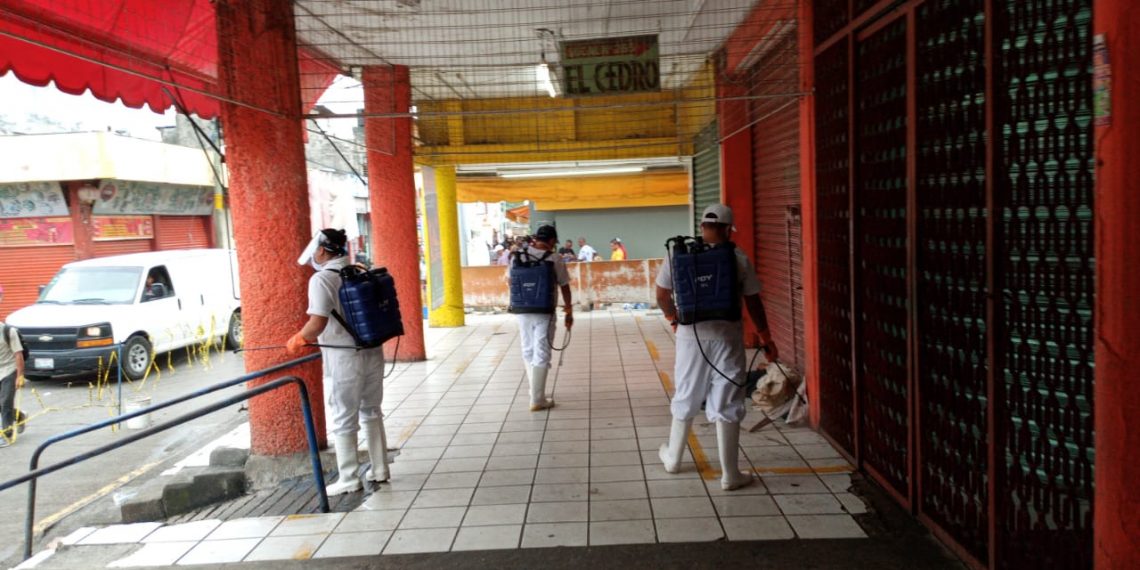 AYUNTAMIENTO DESAZOLVA LA RED DE ALCANTARILLADO SANITARIO EN MERCADOS LOCALES