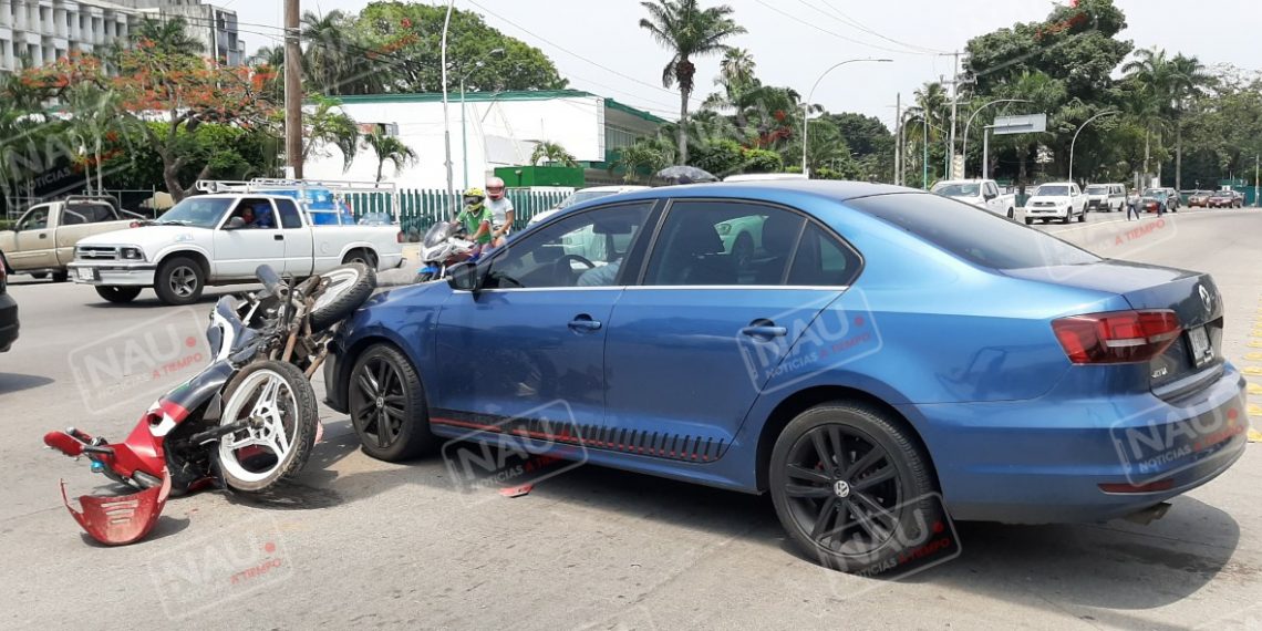 Motociclista y copiloto fueron envestidos por un vehículo