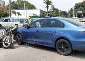 Motociclista y copiloto fueron envestidos por un vehículo