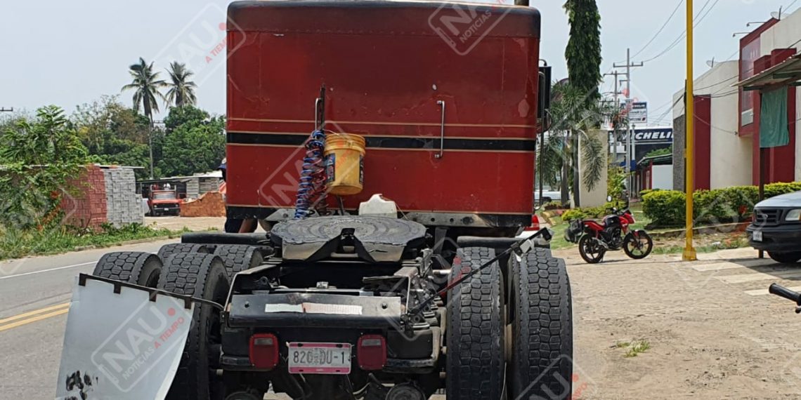 Motociclista se estrelló contra llanta de cabezal de un tráiler estacionado