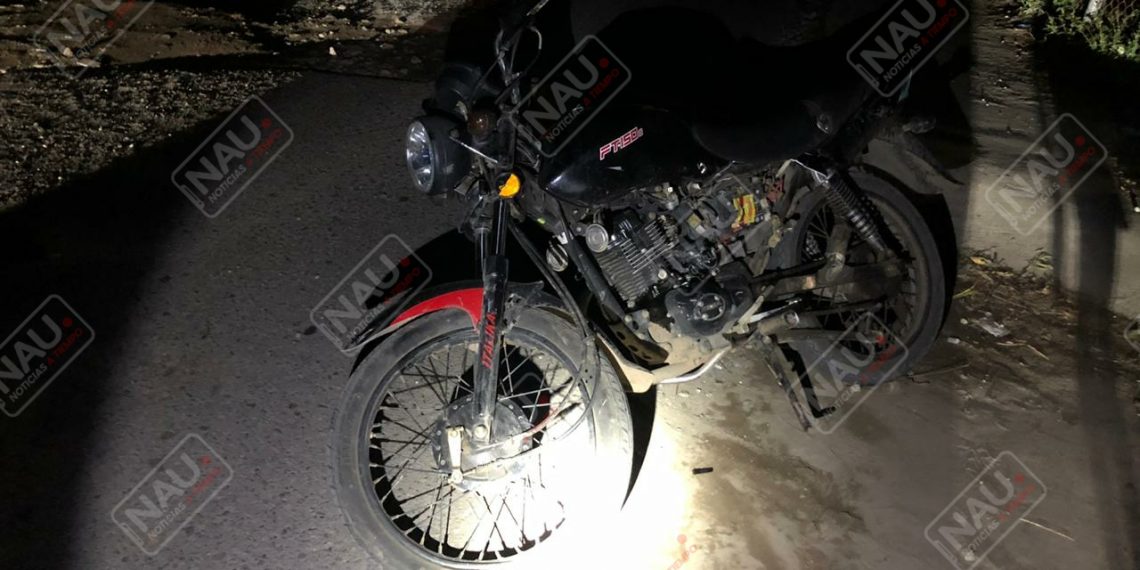 Motociclista invade carril contrario y choca de frente contra un automóvil