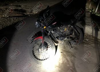 Motociclista invade carril contrario y choca de frente contra un automóvil