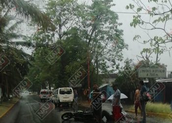 Motociclista lesionado al ser arrollado por una combi