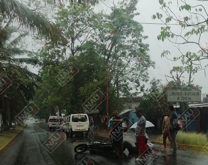 Motociclista lesionado al ser arrollado por una combi