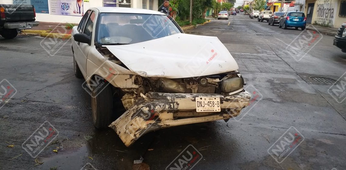 Cae árbol en un carro