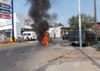 Se incendió motocicleta al chocar contra un carro