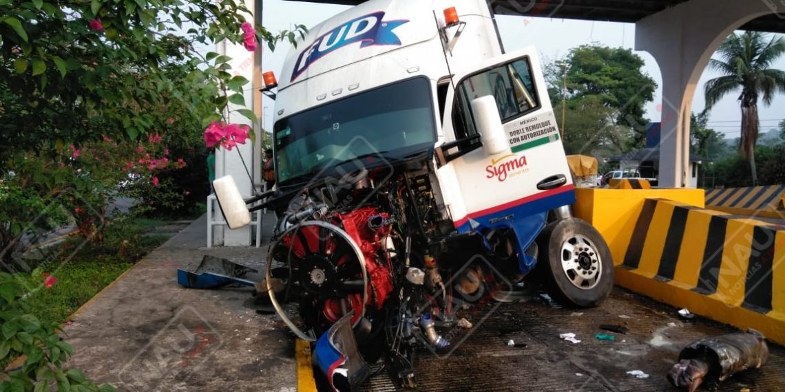Intentan robar la mercancía de un tráiler y conductor se estrelló contra el muro