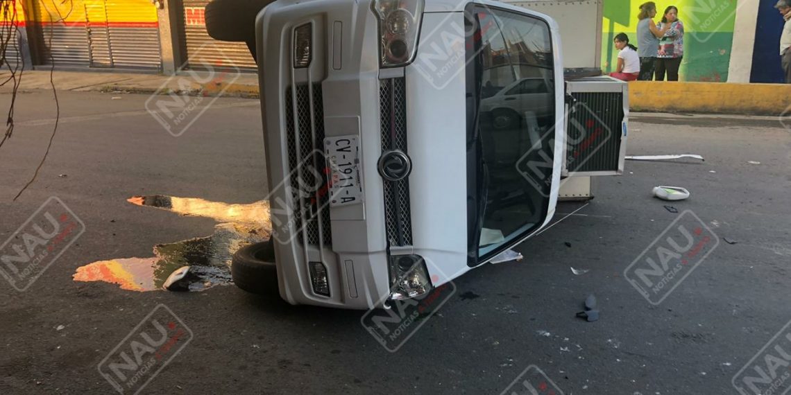 Vuelca carro al ser impactado por un vehículo