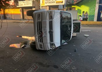 Vuelca carro al ser impactado por un vehículo