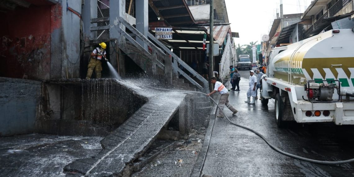 SANITIZAN MERCADO 5 DE MAYO Y CALLES ALEDAÑAS