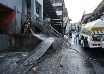 SANITIZAN MERCADO 5 DE MAYO Y CALLES ALEDAÑAS