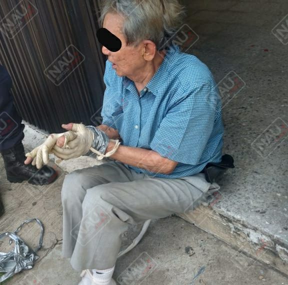 Un hombre y una mujer se roban una camioneta