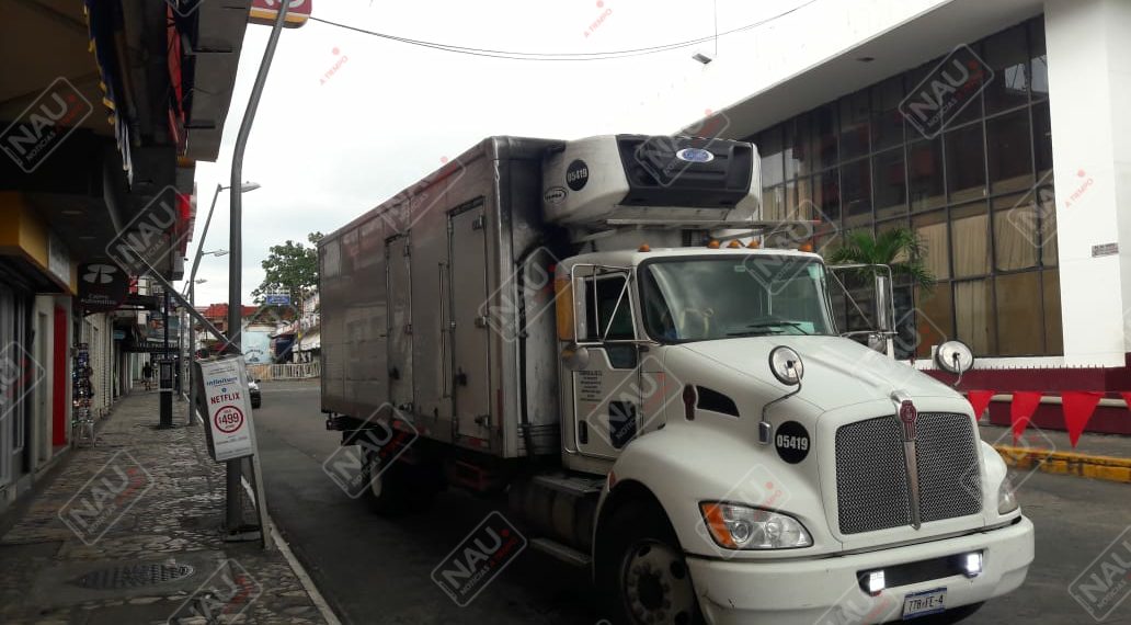 Camión derribó poste de alumbrado público y una caseta telefónica
