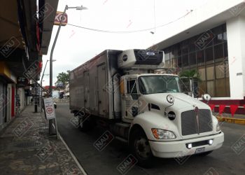 Camión derribó poste de alumbrado público y una caseta telefónica