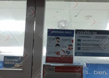 Balean farmacia del Ahorro por no venderle azitromicina